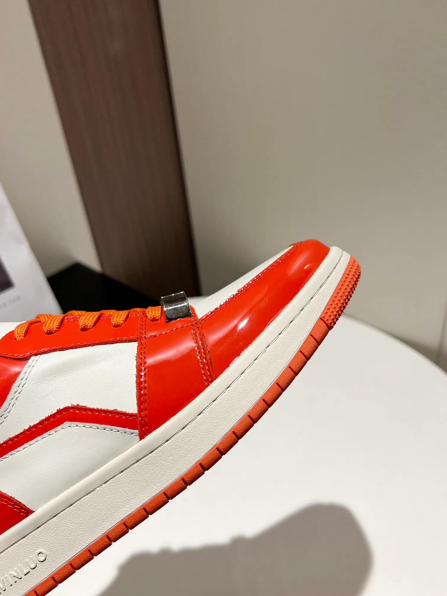 👟👟Ex-factory price 480👟👟 👑CALVINLUO I CUBE SNEAKER trendy brand square shoes low-top casual square-toe sneakers skateboard shoes sneakers👑 Starting from the design elements of classic two-color sneakers, CALVINLUO extracts the iconic elements of casual sneakers and integrates them into the formal "square toe" of formal shoes to make the overall lines of the sneakers more distinct. Nowadays, the matching rules are casual. 🧣Formal sports shoes are nothing new. The unique avant-garde square lines of CUBE SNEAKER, whether it echoes the tough and crisp suits, or appears in an eclectic manner in street styles, are a choice that breaks away from tradition and shows personality🧢 ▪️ Fabric: Original custom imported first-layer cowhide ▪️ Lining: Imported breathable mesh lining + soft sheepskin ▪️ Sole: Original molded two-color TPU outsole ▪️ Size: 35-40 (40 customized)